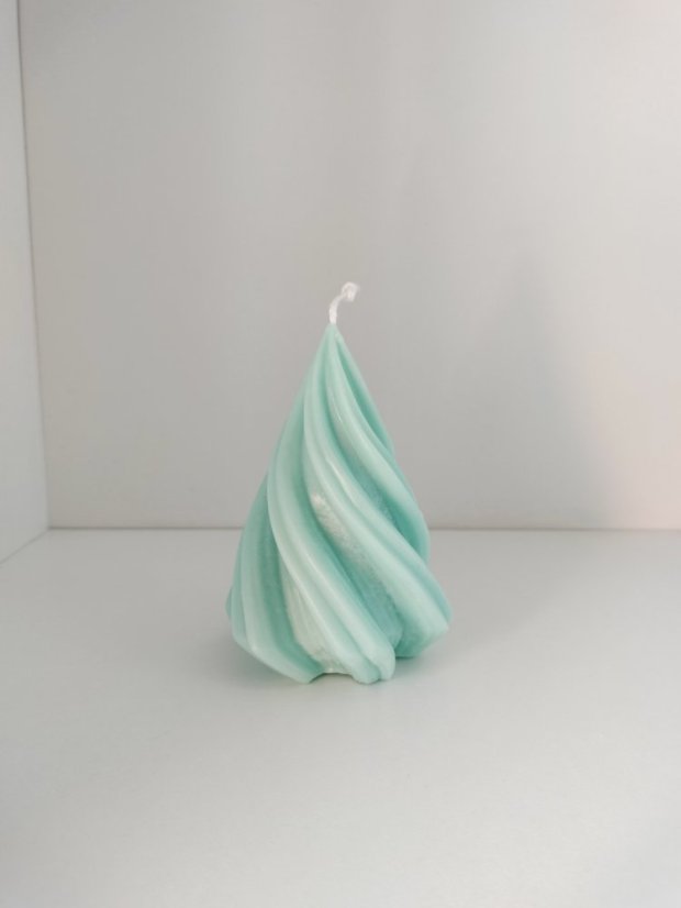 Sójová sviečka Točený stromček – Moderná zimná elegancia - Farba: Mätová